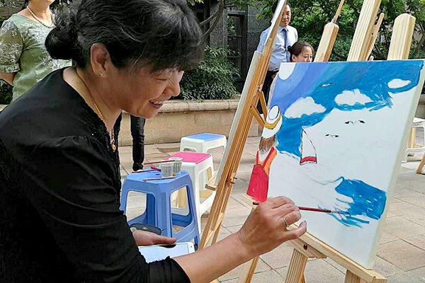 業(yè)主認真作畫.jpg